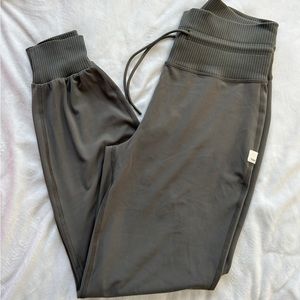 Vuori Daily Jogger size Small EUC!!!